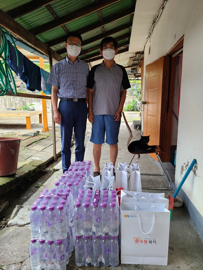 쪽방촌 주민들에게 한마음스마트 영통대리점에서 지원하는 해양심층수와 행궁동에서 준비한 방역용품과 위생용품을 전달했다.