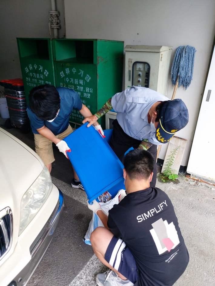 유용폐자원 수거하는 모습
