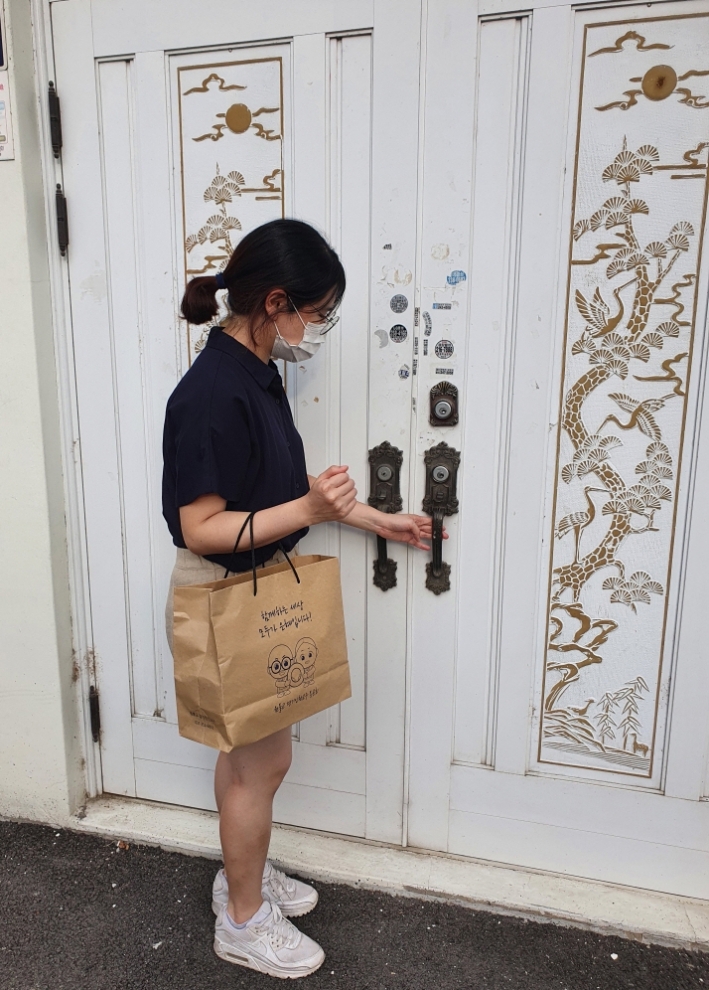 독거사 예방 가정방문을 하고 있다.