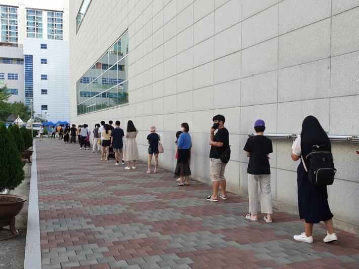 장안구 보건소 임시선별진료소 코로나19 진단검사를 받기 위해 기다리고 있는 시민들