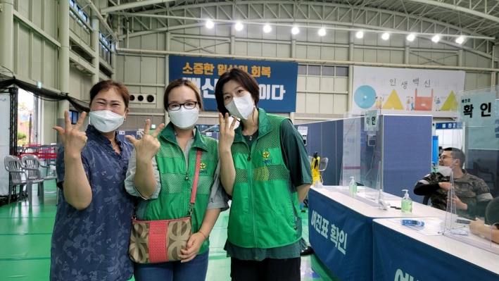 권선구 세류3동 새마을부녀회 회원들이 수원2호 예방접종센터를 방문하여 자원봉사활동에 참여했다.