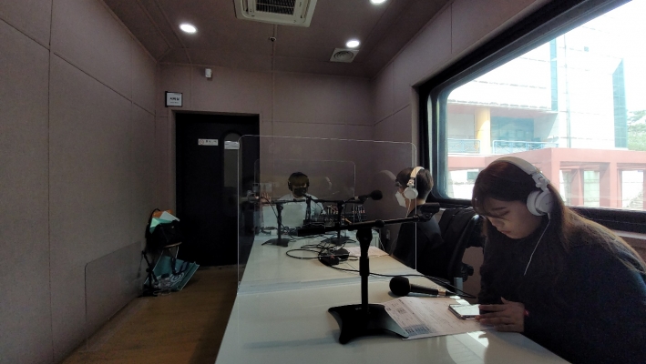 시민들이 수원미디어센터에서 라디오 제작 실습을 하고 있다