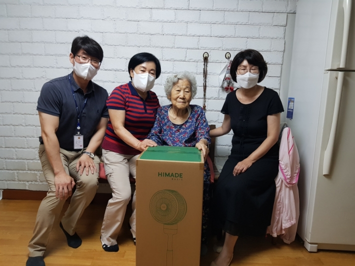 저소득 홀몸노인댁을 방문해 써큘레이터를 전달하며 관계자들 기념촬영 