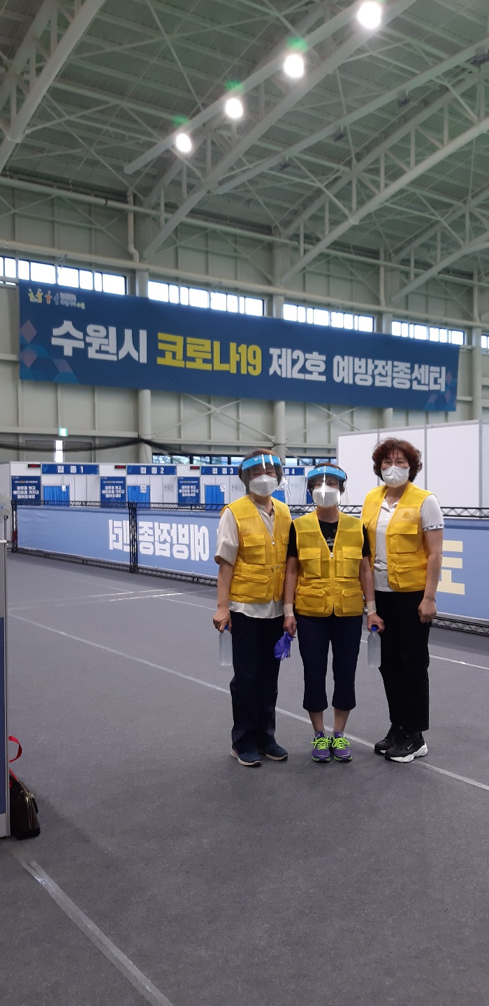 권선구 금곡동 통장협의회는 수원시 제2호 예방접종센터에서 자원봉사를 실시했다.