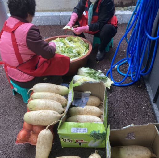 어르신들을 위해 회원들이 반찬 준비를 하고있다