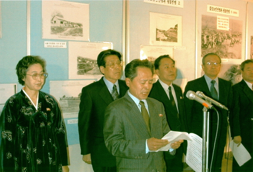 <사진> 2001년 3월 1일 북한 평양 인민대학습당에서 개최된 남북 최초의 역사자료 전시회. 왼쪽에서 두 번째 안경 쓴 이가 이종학 선생이다.(사진=독도박물관)