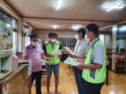 산드래미 상인회에서 식품접객업소에 방문하여 1회용품 사용 줄이기를 홍보하고 있다.