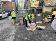 봉사자들이 불법 투기된 쓰레기를 처리하고 있다.
