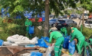 대황교동 화물주차장 주변 무단투기 쓰레기들을 청소하고 있는 모습