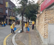 김영석 구운동장(맨 오른쪽)과 통장협의회 회원들이 추석맞이 대청소를 하고 있다.