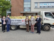 생활폐기물 수집운반협의회 관계자들과 트럭에 실린 쌀 