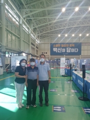 수원제2호예방접종센터 자원봉사에 참여한 세류3동 주민자치위원회 위원들의 모습