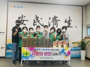 곡선동 새마을부녀회 회원들이 기념 사진 촬영을 하고 있다.