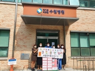 시립금곡동어린이집에서 경기도의료원수원병원 의료진에게 간식을 전달하고 있다.