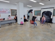 이만세 한식부 봉사회, 곡선동 노인들 장수사진 무료촬영 현장