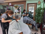 원장님이 어르신들의 머리를 잘라주시는 모습