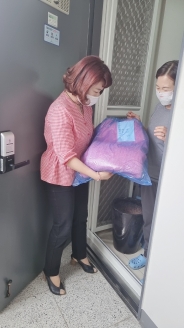 호매실동 지역사회보장협의체는 저소득 홀몸어르신 5가구에 비대면 이불 빨래서비스 제공했다.