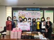 이만세 한식부 봉사회에서 생신상으로 반찬과 케익을 전달하는 모습