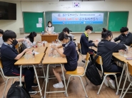 태장고등학교 학생들이 손소독제를 만들고 있다.