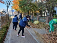 호매실동 주민과 직원들이 도로에 쌓인 낙엽을 치우고 있다. 