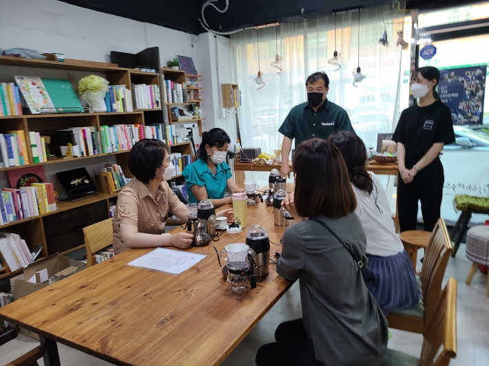 커피동아리 회원들의 커피 수업 모습 (코로나 4단계 이전) 