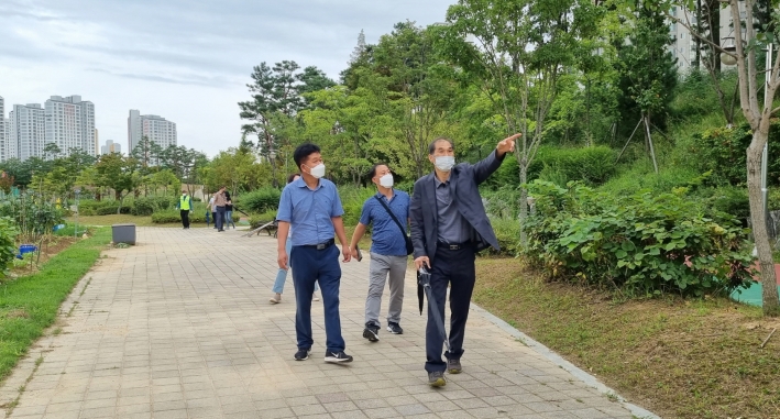 허의행 공원녹지사업소장(오른쪽 1번째)을 비롯한 수원시 공직자들이 6일 오후 3시 권선구 물향기공원에서 현장 점검을 하고 있다.