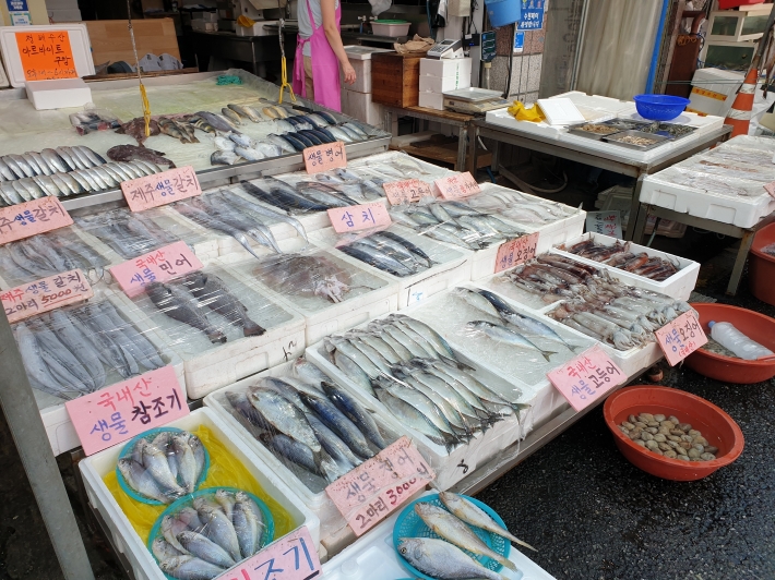 1주일 앞으로 다가온 추석 한가위, 정자시장 씽씽한 생선을 사는 시민들이 늘어났다.