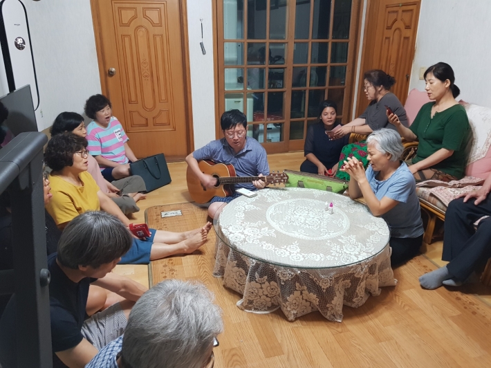 온 가족이 모두 모여 예배, 기타연주로 노래하기 