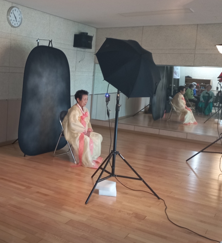 이만세 한식부 봉사회의 지원으로 권선1동행정복지센터에서 저소득 홀몸어르신이 장수사진을 촬영하고 계시는 모습