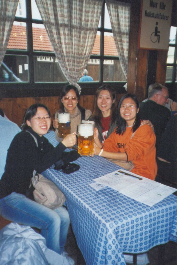 1리터 맥주잔을 들고 숙소에서 만난 한국인들과 2001년 독일 뮌헨의 옥토버페스트에서