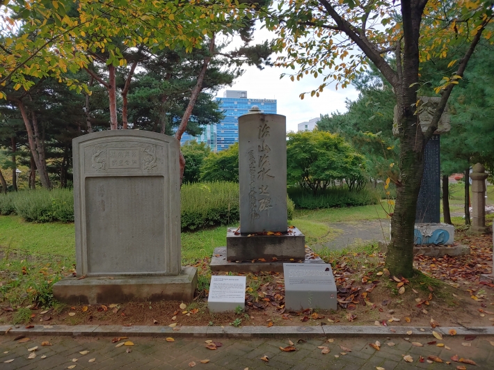 수원박물관 야외전시장에 있는 '수룡수리조합기념비'와 '치산치수지비'