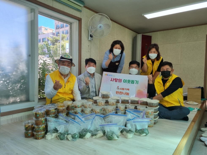 곡선동 지역사회보장협의체 위원들이 만든 반찬을 대상자 가정으로 배달하기 전의 모습