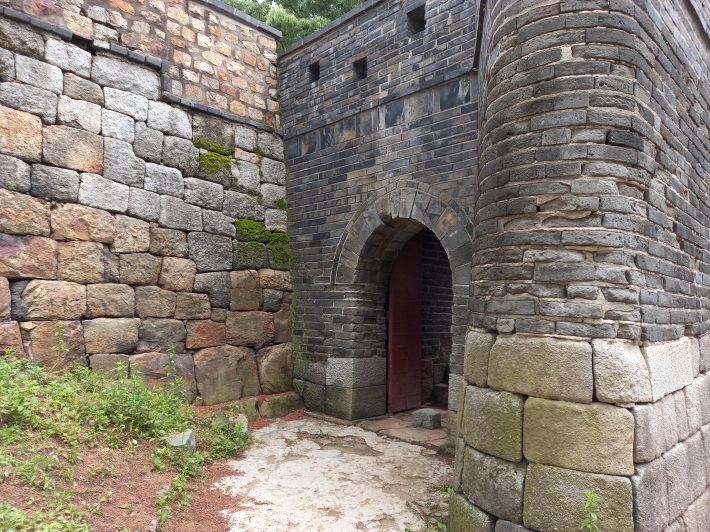 서암문은 성곽의 깊숙하고 후미진 곳에 적이 알지 못하도록 만든 출입구다. 문 주변은 구운 벽돌을 이용해서 쌓았다. 
