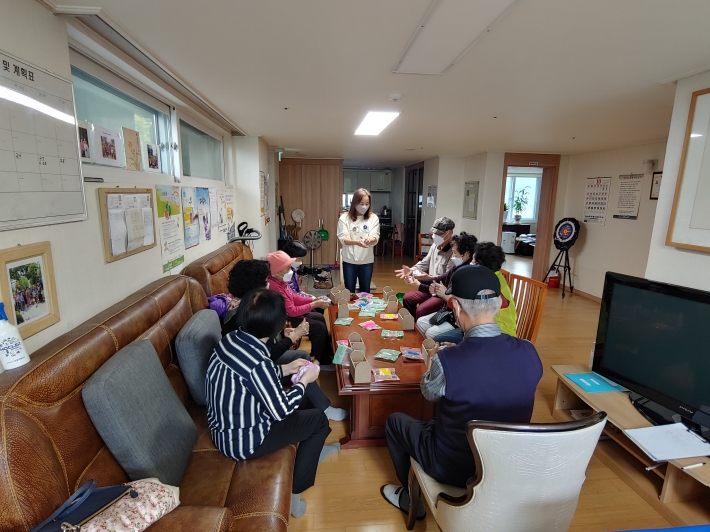 클레이아트 문화프로그램에 참여한 경로당 회원들