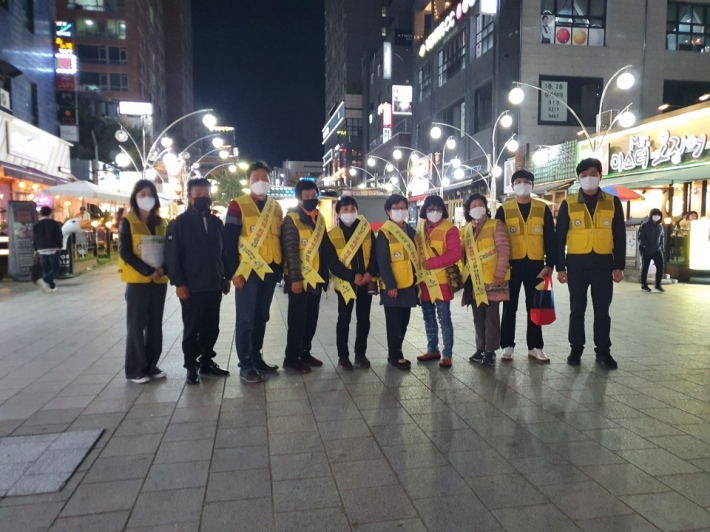 인계동행정복지센터, 수원남부경찰서 직원들과 청소년지도위원회 캠페인 참가자들이 캠페인 기념 촬영을 하고 있다.