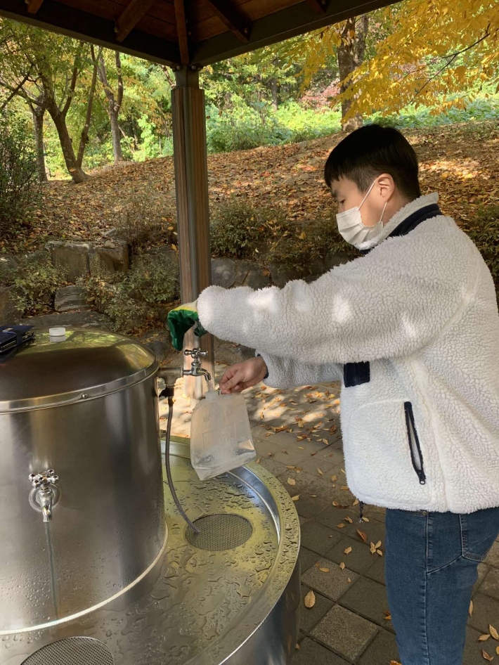 비상급수시설에서 채수하고 있다