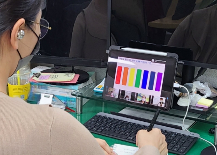 영통구가 보육교직원을 대상으로 비대면 힐링교육을 진행했다.
