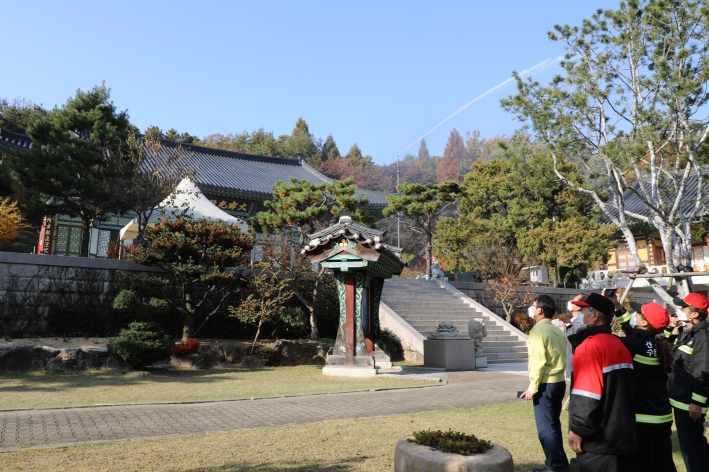 봉녕사 수관수막타워 시운전 중인 모습