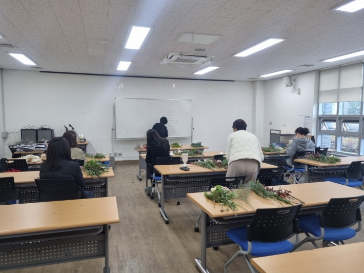호매실동 주민자치센터에서 꽃꽂이 교육을 진행하고 있다.
