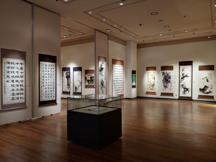 한국서예박물관 특별기획전 '장무상망'이 열리고 있는 수원박물관 1층 전시실, 문인화, 한문 서예 작품들.