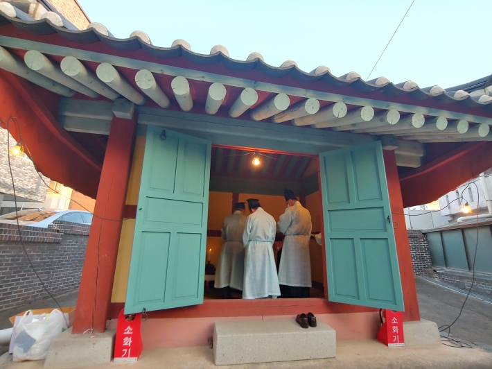 버드내 산제당 제례를 지내는 모습