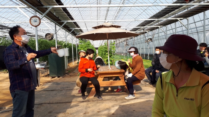 정수농장 현대식 시설에서 김창경 대표의 귀농사례를 듣고 있다.