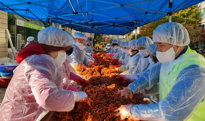 매탄1동 새마을 부녀회 등 10개 단체에서 사랑의 김장 담그기 행사를 진행했다