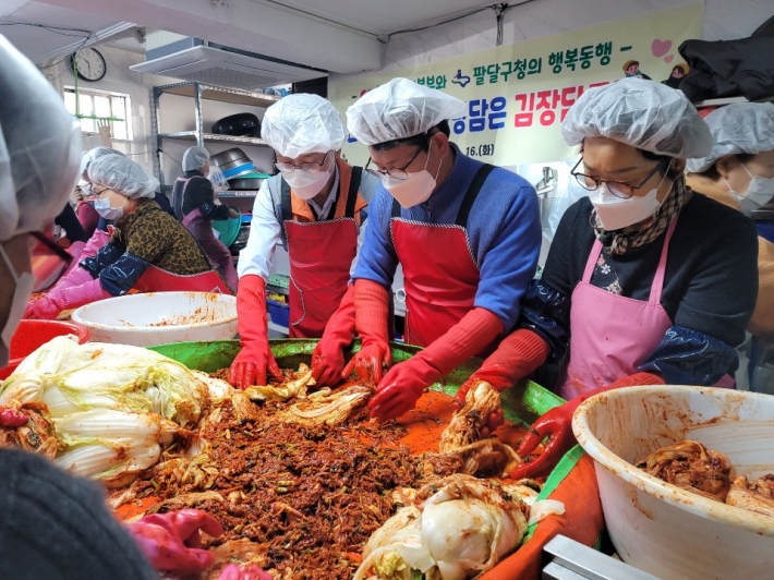 연무정급식소에서 김장담그는 모습