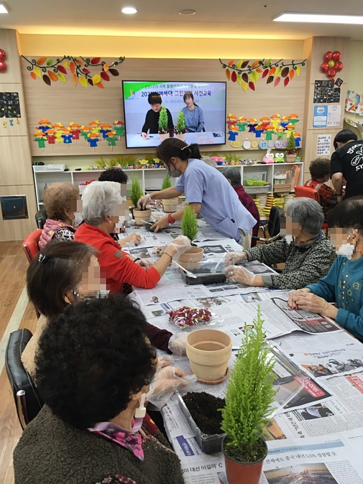  17일 장안구 우리함께주간보호센터에서 진행된 '2021년 실버세대 그린케어' 활동에 돌봄 어르신들이 참여하고 있다. 