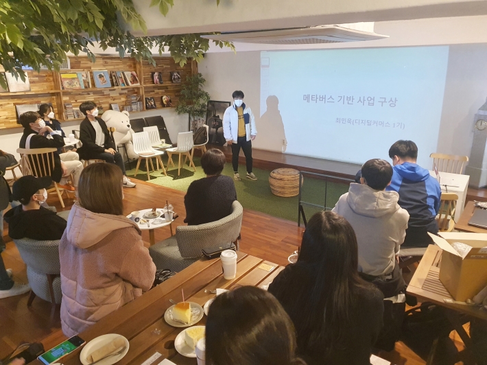 지난 11월 17일 장안구 천천동 소재 카페에서 '디지털커머스 전문인력 양성 지원사업'에 참여하는 청년이 창업 아이디어를 발표하고 있다. 
