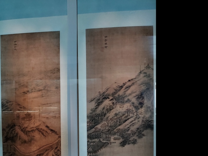 수원박물관에서 '예서 필법의 신묘한 경지에 들다' 전시회가 열리고 있다. 수원 8경 '서성우렵', '한정품국'