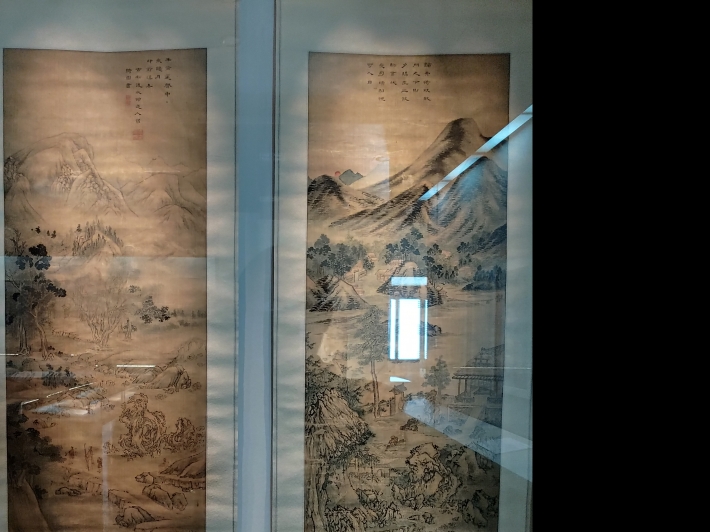 수원박물관에서 '예서 필법의 신묘한 경지에 들다' 전시회가 열리고 있다. 유한지가 제서를 쓴 이인문의 산수화