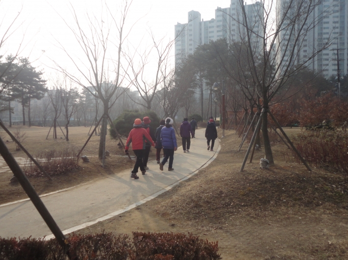 산책로를 한 바퀴돌아 공원길로 들어선 시민들