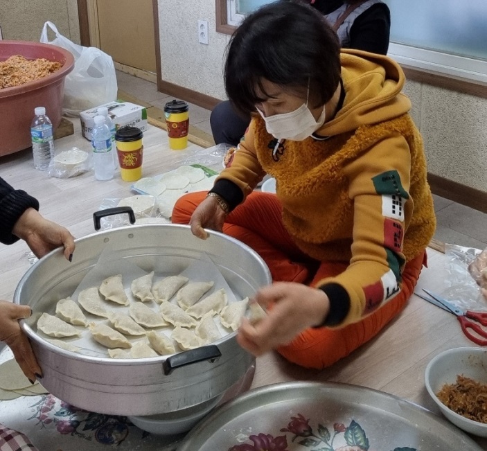 곡선동지역사회보장협의체 위원들이 빚은 만두를 조리하는 모습